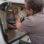 Michael Matz bei der Prüfung der Gasanlage