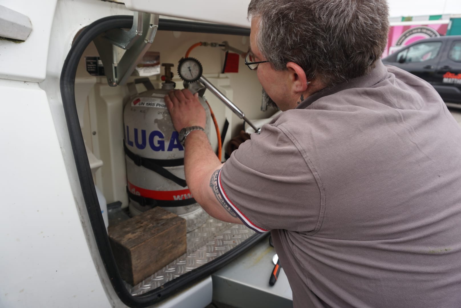 Michael Matz bei der Prüfung der Gasanlage