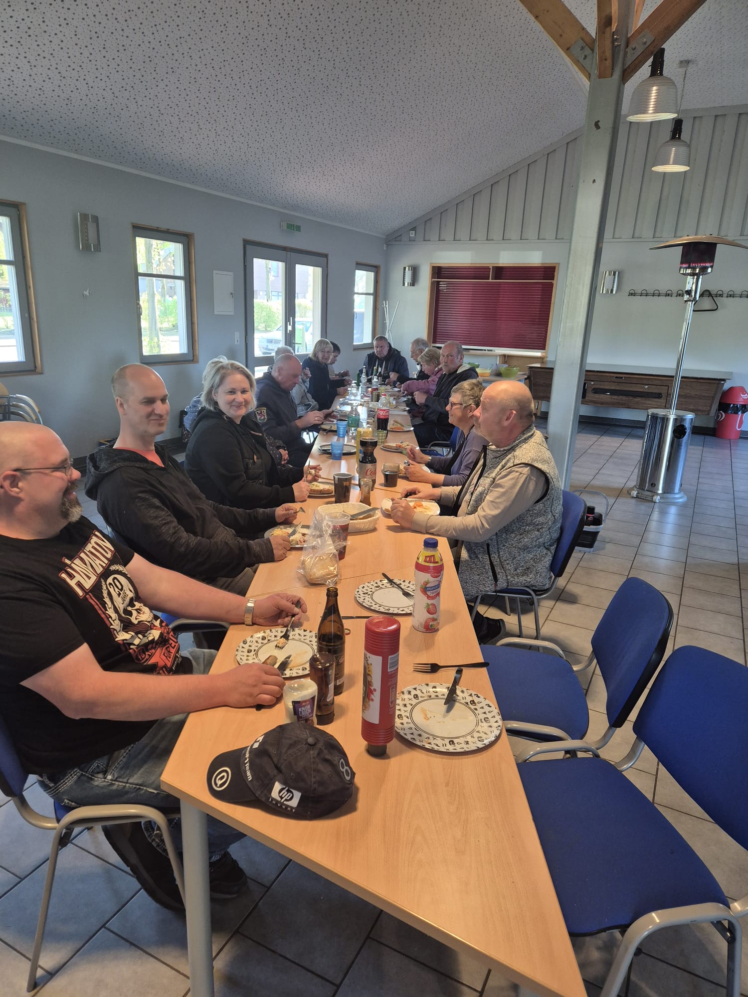 Gruppenbild beim Essen